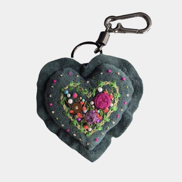 Llavero Corazón Verde con Bordado Floral