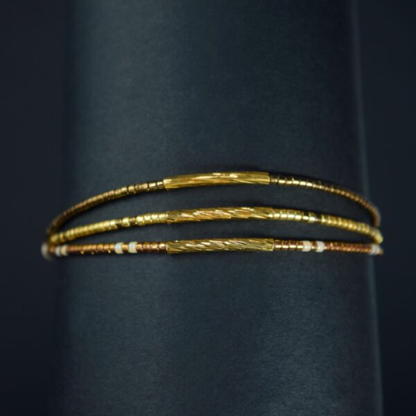 Pulsera Miyuki Triple Dorada con Tubitos