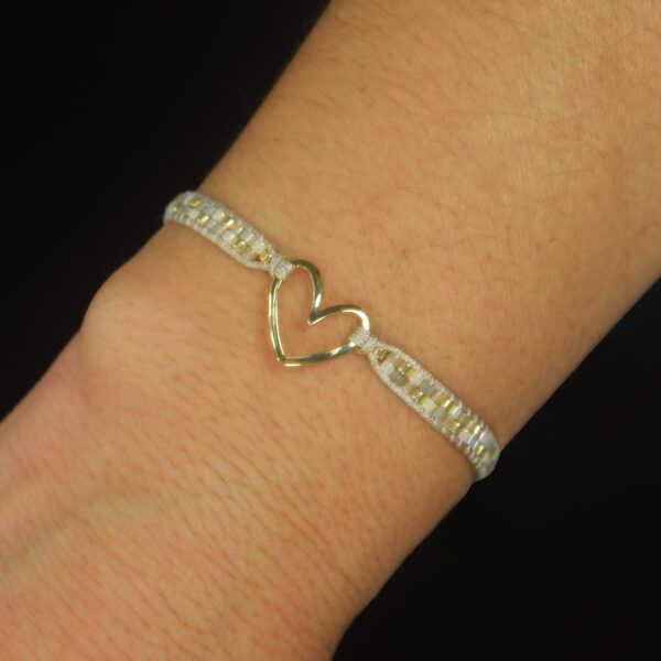 Pulsera Corazón Calado con Piedritas Doradas