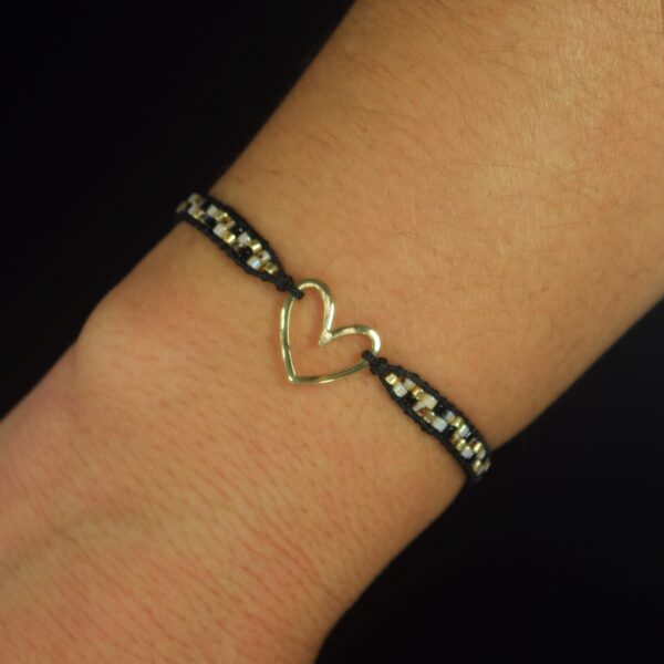 Pulsera Corazón Calado con Piedritas Negras